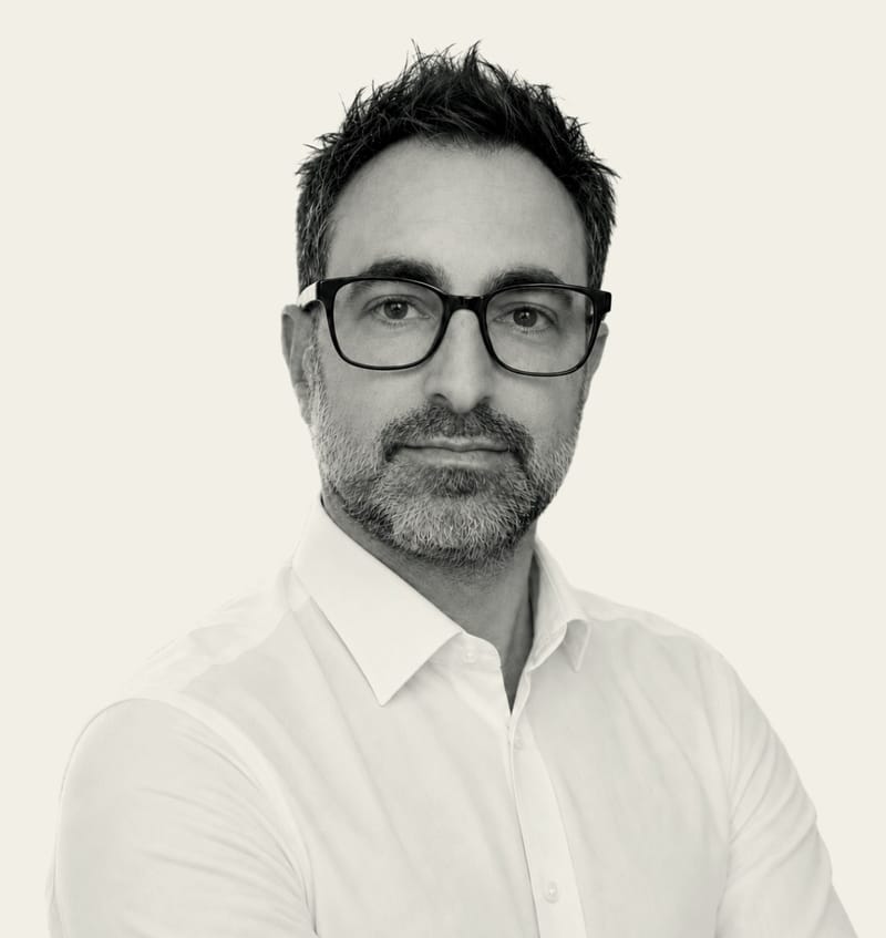 Portrait de Jean-Philippe Poisson, de trois quarts, sur fond clair.